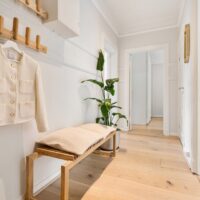 Listwy przypodłogowe w mieszkaniu: wybór materiału, wysokość, montaż i koszty