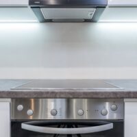 Okap kuchenny w mieszkaniu: wybór, montaż, hałas, wyrzut vs pochłaniacz i realne koszty