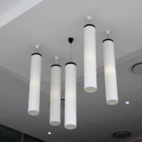 Sufit podwieszany w mieszkaniu: projekt, oświetlenie, akustyka, montaż i koszty