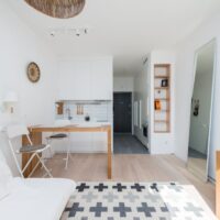 Malowanie ścian i sufitów w mieszkaniu: farby, przygotowanie, technika, zużycie i koszty 2025