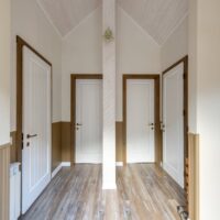 Drzwi wewnętrzne w mieszkaniu 2025: wybór skrzydła i ościeżnicy, montaż krok po kroku i koszty