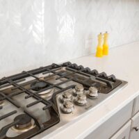 Fartuch kuchenny w mieszkaniu 2025: płytki, szkło czy płyta? Wybór, pomiar, montaż i realne koszty