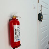 Drzwi wejściowe do mieszkania 2025: akustyka, bezpieczeństwo, montaż i realne koszty