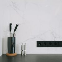 Gniazdka i włączniki w mieszkaniu 2025: plan obwodów, wysokości montażu, osprzęt i realne koszty