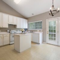 Wyspa kuchenna w mieszkaniu 2025: wymiary, instalacje, okap, elektryka i realne koszty