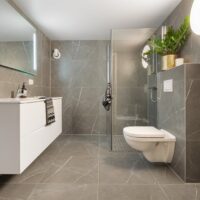 WC podwieszane w mieszkaniu 2025: stelaż, montaż krok po kroku, akustyka i realne koszty